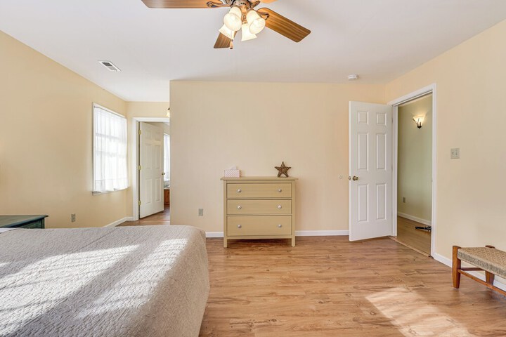 Family Home w / Game Room & Decks in Etlan!