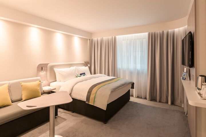 Room 42 of 97
