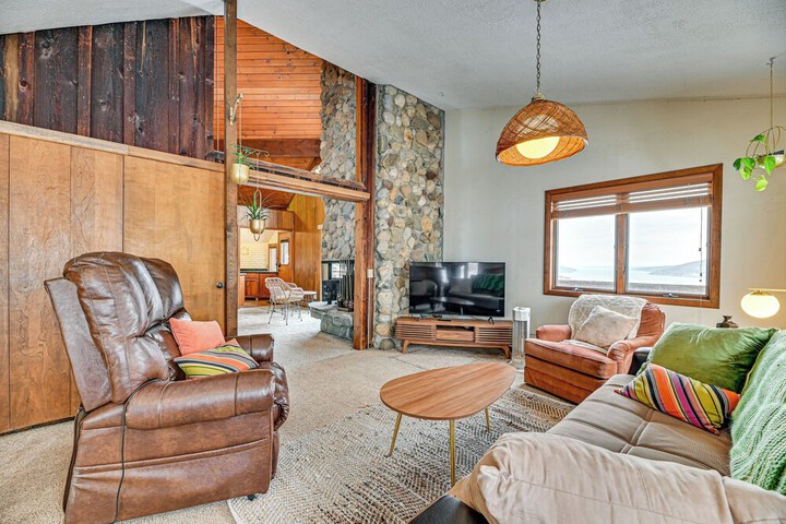 Near Canandaigua Lake: Retro Cabin w / Deck & Views