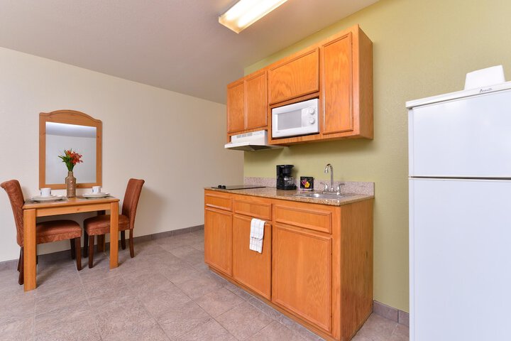 Americas Best Value Inn & Suites Winnie