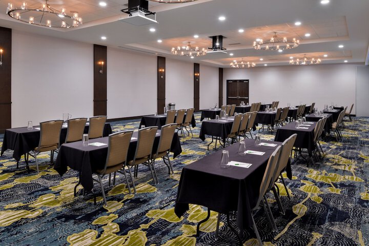 Holiday Inn & Suites Farmington Hills - Detroit NW by IHG