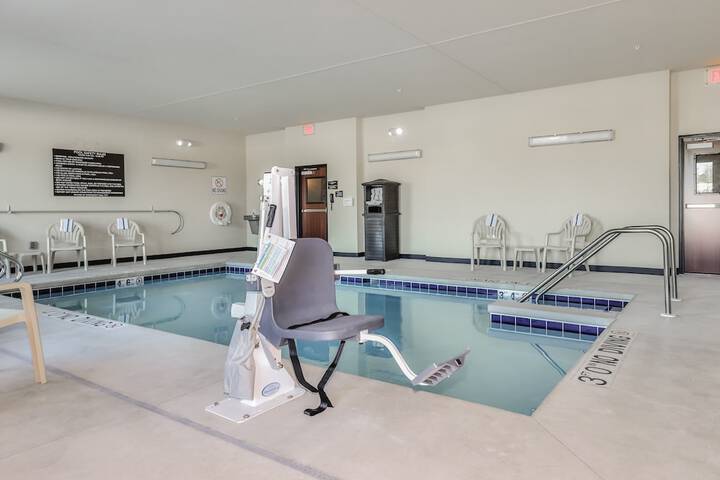 Cobblestone Hotel & Suites - Rhinelander