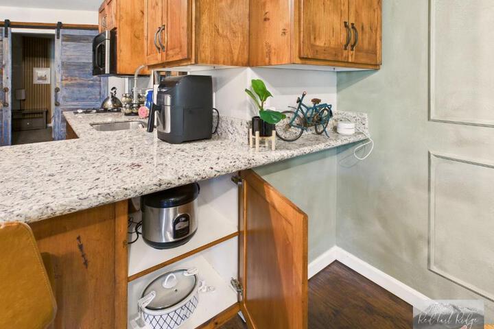 Beautiful Country Apartment AC, Pickleball, Billiards, Playground, Gardens