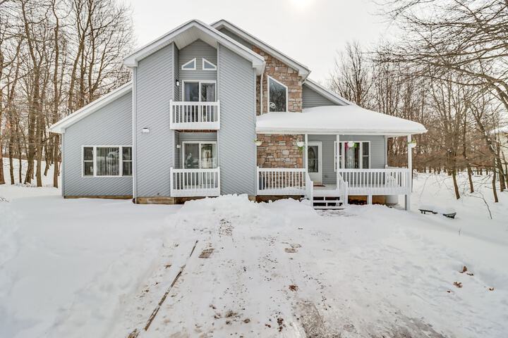 Long Pond Home w / Private Hot Tub & Game Room