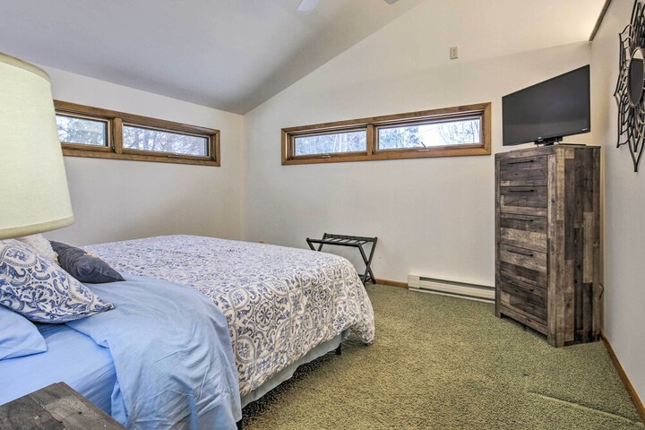 Phillips Cabin w / Lake Views & Private Dock!