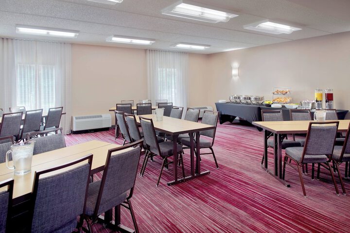 Courtyard by Marriott Raleigh / Cary