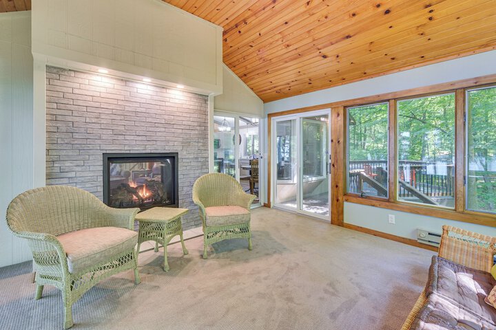 Spacious Luxury Cabin w / Deck & Dock on Bone Lake