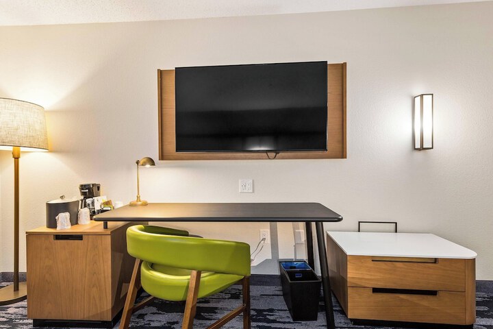 Room 25 of 48