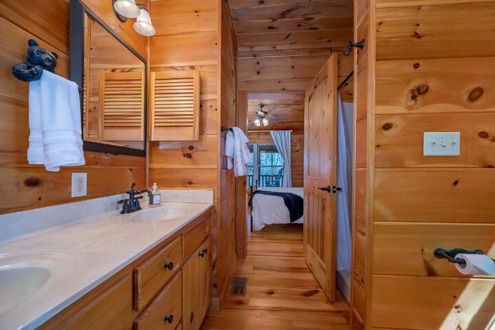 Scenic Mountain Comfort 4Br Family Getaway