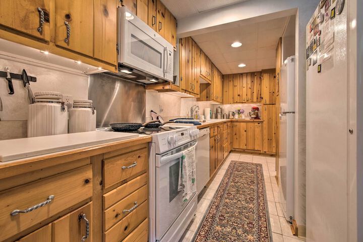 Lakefront Poconos Retreat w / Hot Tub Near Hiking!