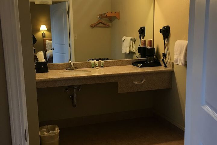 Vino Inn & Suites