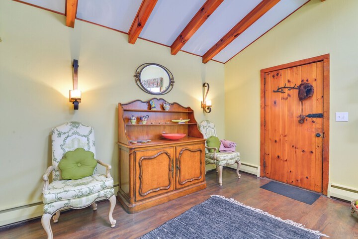 La Petite Chalet w / Views in Blue Ridge Mtns!