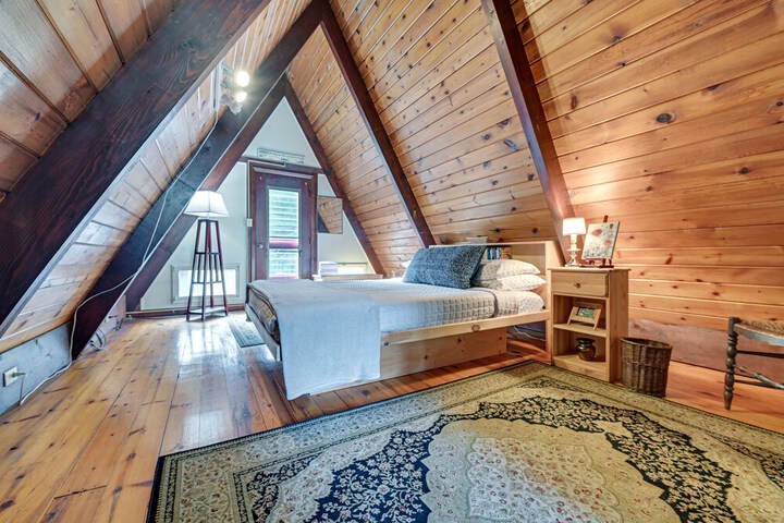 Walk to Ski Lift! Charming Hunter A-frame