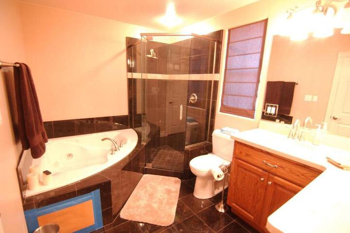Tacit Shadow Resort Aviator Queen Suite Gym, Coffee Bar, Hot-Tub, Free Laundry, Food Available
