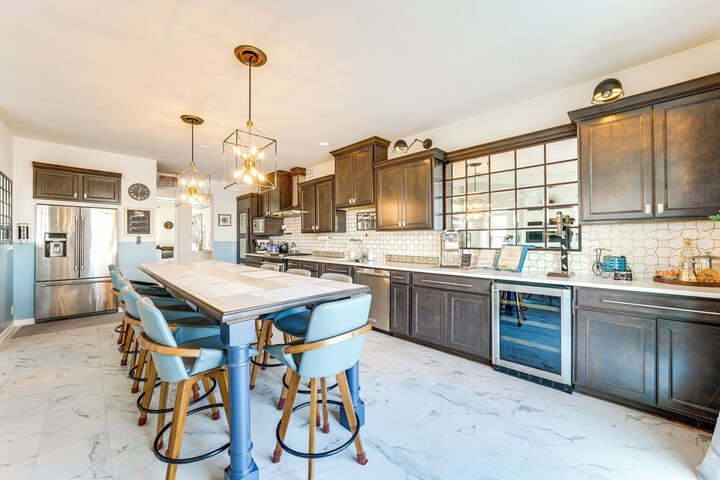 Spacious Waterfront Yorkville Getaway w / Yard