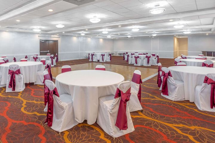 Ballroom/Hall 21 of 24