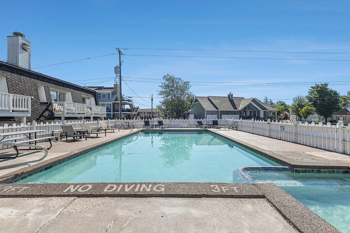Snyders Shoreline Inn
