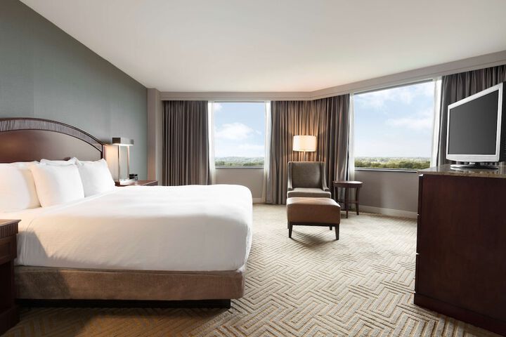 Hilton East Brunswick Hotel & Executive Meeting Center