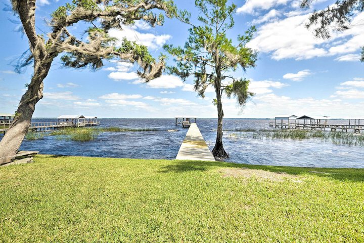 Renovated Crescent Lake Escape w / Waterfront Deck!