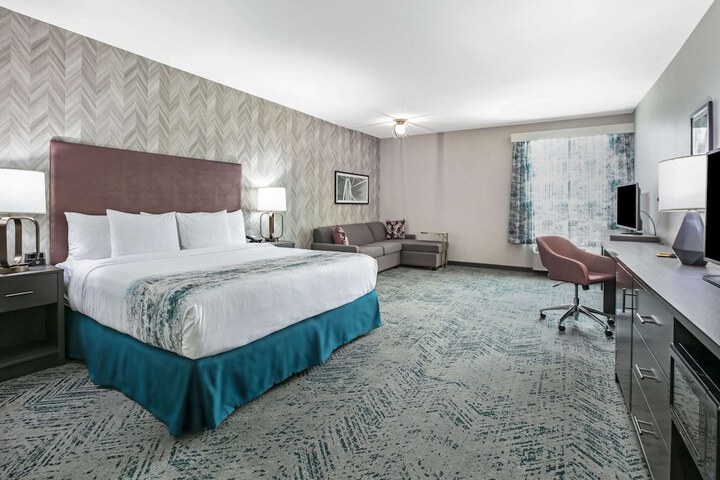 La Quinta Inn & Suites by Wyndham DFW Airport West-Glade