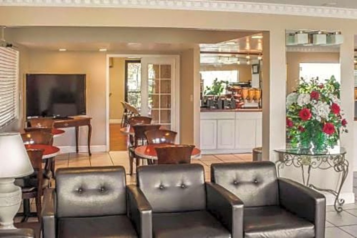 Rodeway Inn & Suites