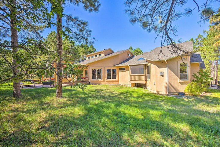Serene Monument Sanctuary w / Patio & Fire Pit!