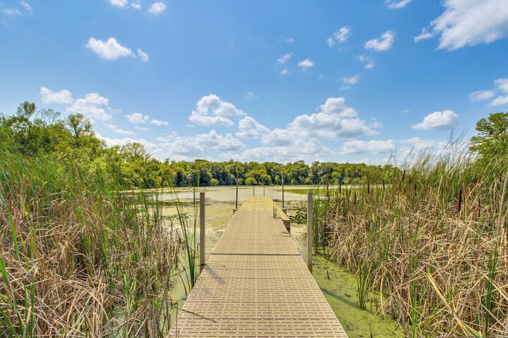 Private Lakefront Cabin w / Hot Tub Deck & Views