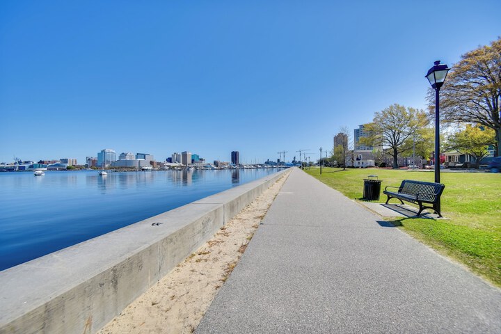Waterfront Portsmouth Apt: 1 / 2 Mi to Dtwn & Ferry