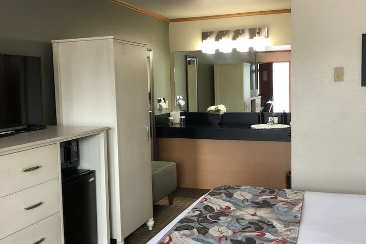 Room 15 of 33