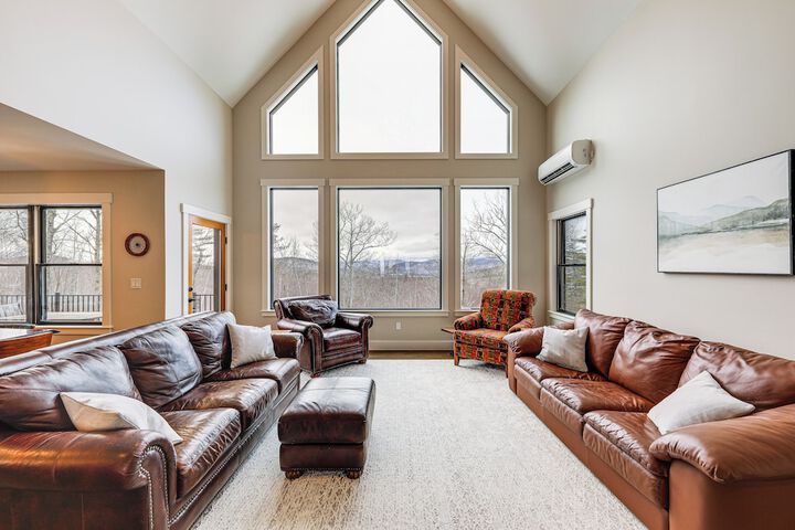 Mountain-view Home in Stoneham w / Hot Yoga Studio!