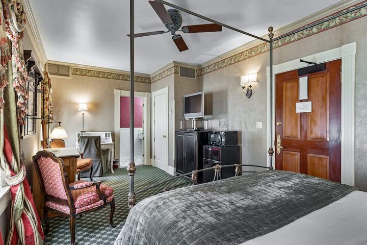 Room 44 of 128