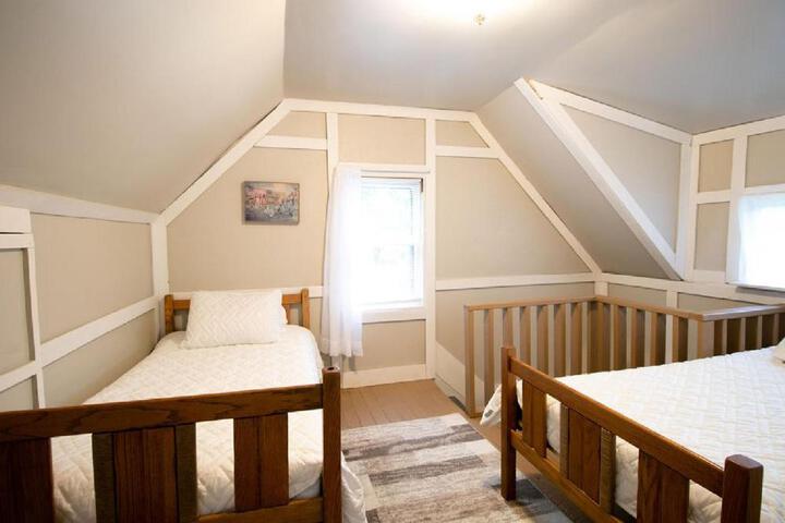 Downtown 2 Bedroom Cottage Sleeps 6, Walking Distance to Honeywell, Downtown Restaurants, Shopping