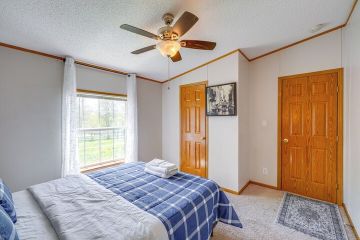 Pet-friendly Emerald Lake Retreat in Charlestown!
