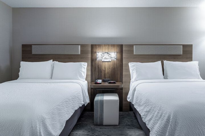 Holiday Inn Express & Suites Vadnais Heights by IHG