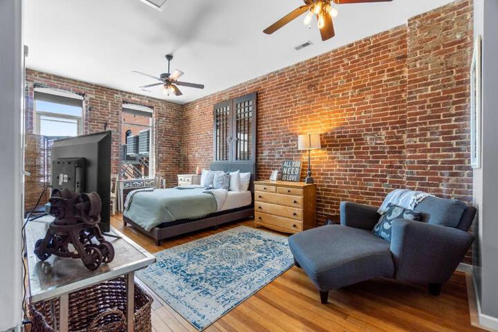 Downtown Loft Amazing Bath Tub & Shower #9