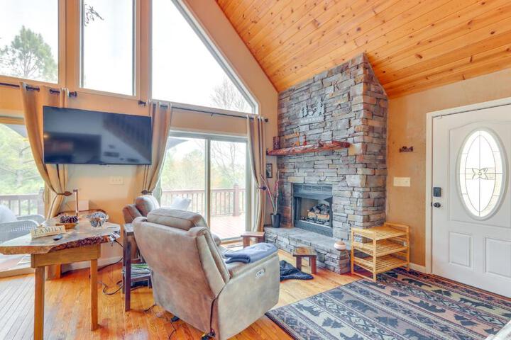 Peaceful Cabin Retreat - 9 Mi to Murphy!
