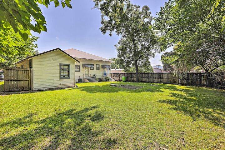 Quaint Leeds Studio w / Yard 18 Mi to Birmingham!