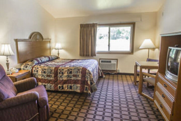 Econo Lodge Inn & Suites