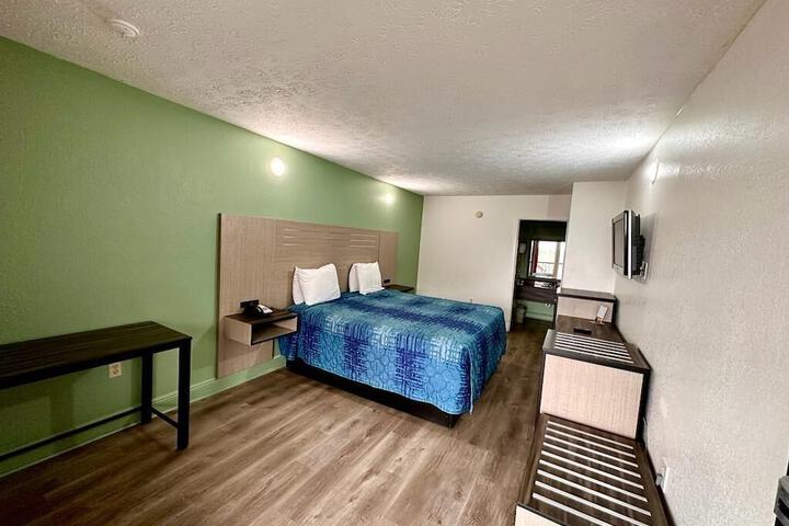Room 28 of 40