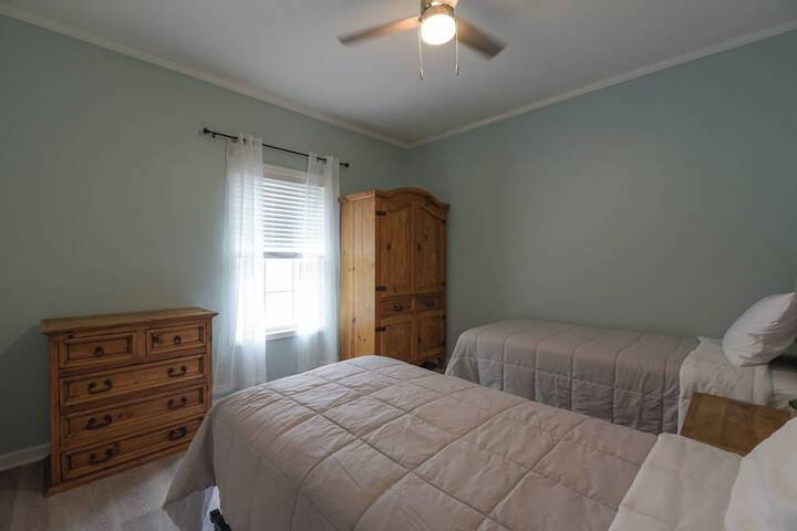 Riverside Ranch by Avantstay Mins to Downtown