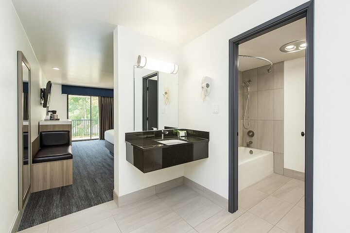 Oyster Bay Inn & Suites