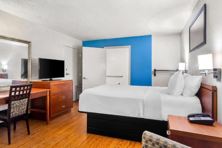 Travelodge Suites by Wyndham MacClenny