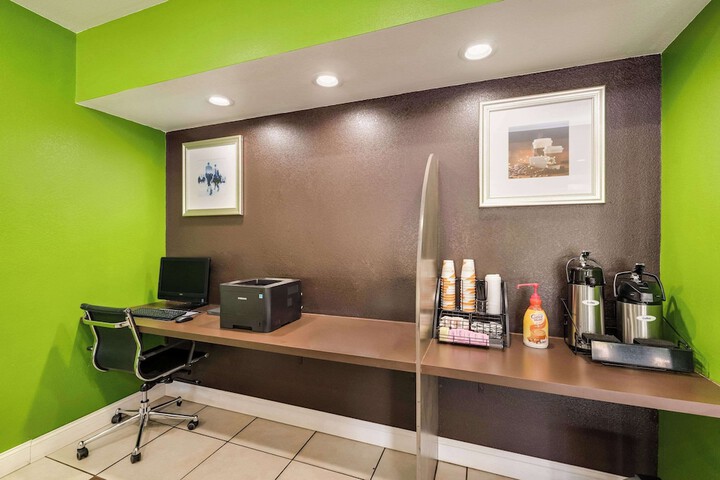 Business Center 63 of 65