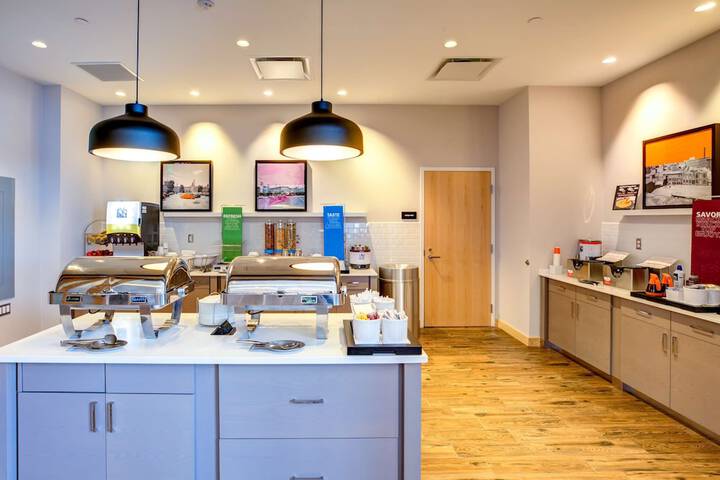 Hampton Inn & Suites Boston / Waltham