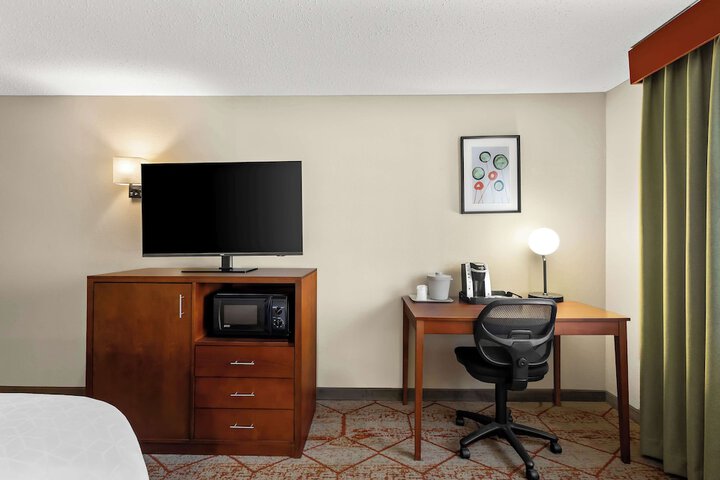 Best Western Fremont / Angola I-80/90 Toll Road