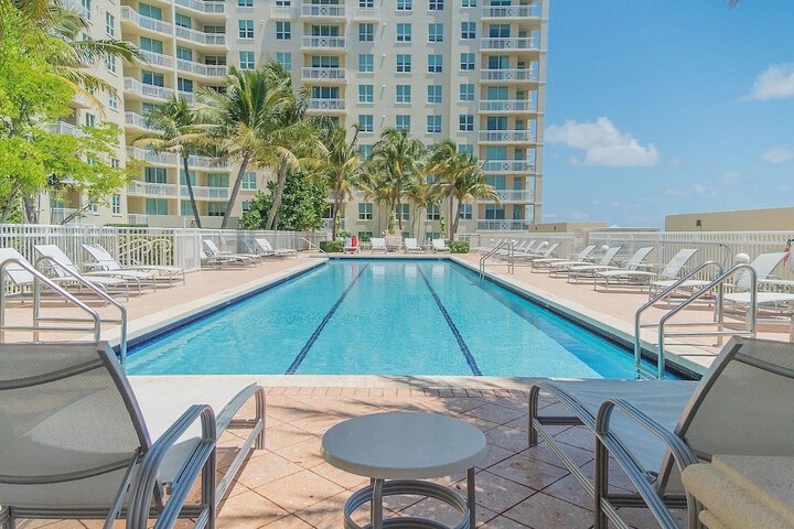 Casa Costa 308s Studio Pools, Jacuzzi, Beach, Shops & Dog Friendly