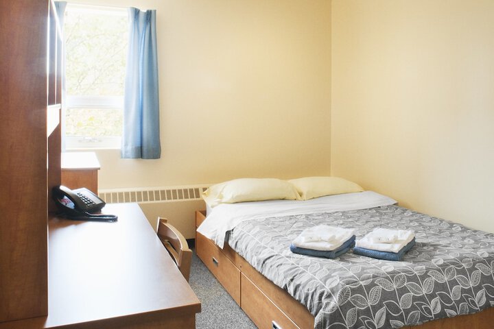 Room 8 of 18