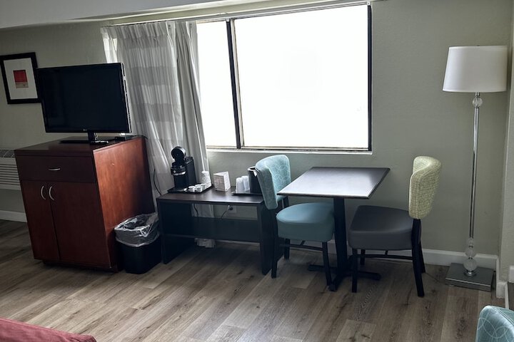 Room 17 of 28