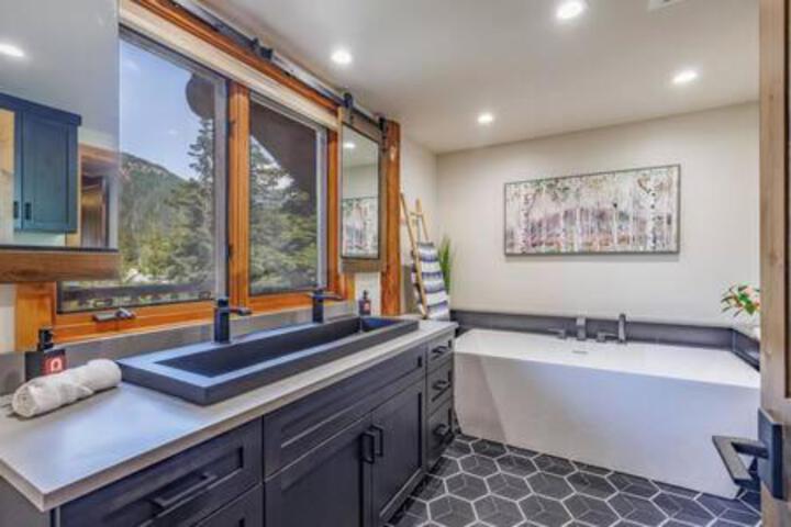 Luxury Family Cabin at Summit West