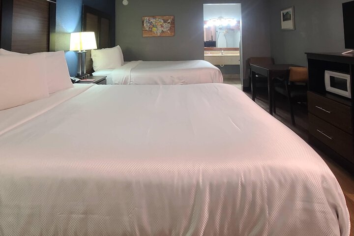 Travelers Inn & Suites Forest City